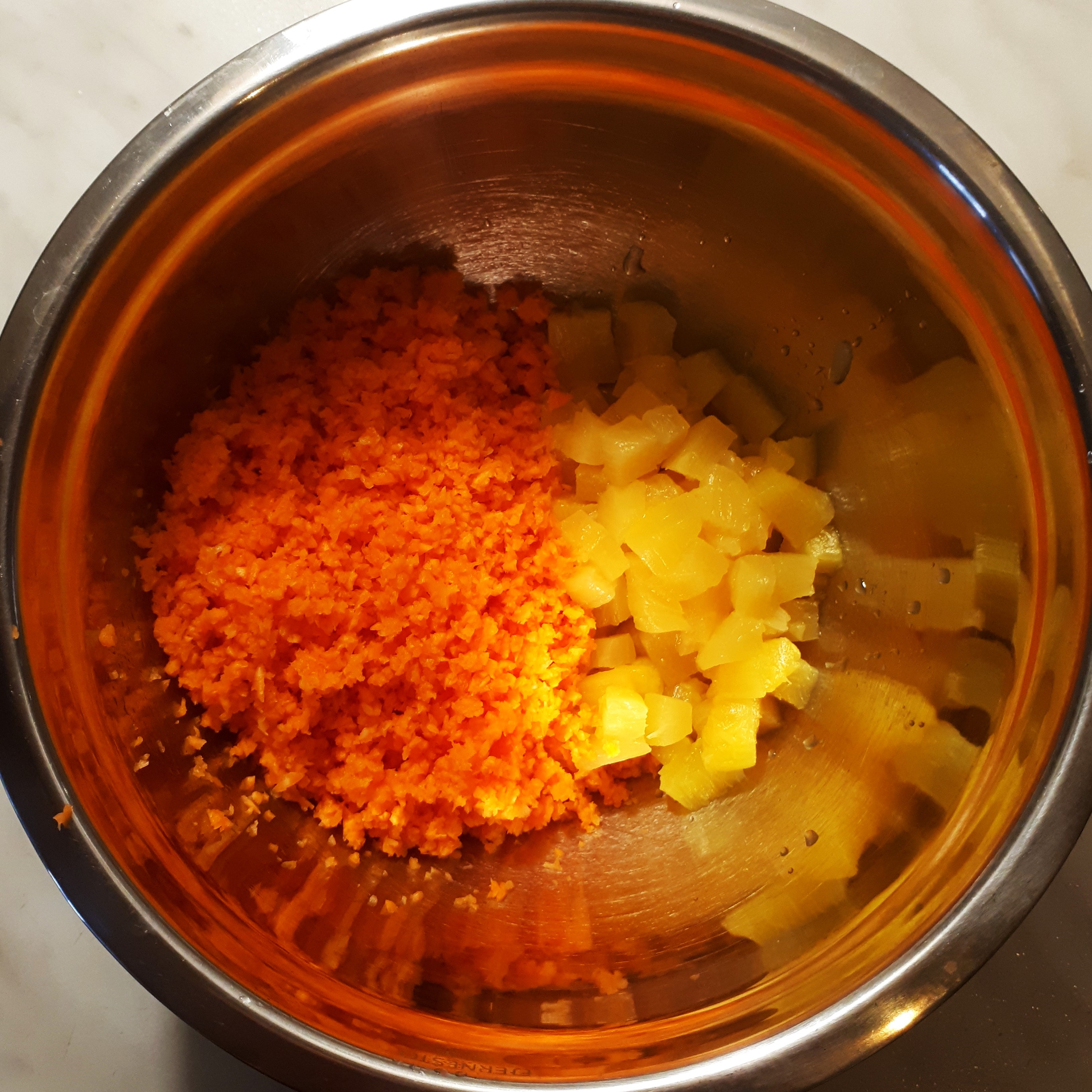Nastrúhaná mrkva a nakrájaný ananás v antikrovej miske