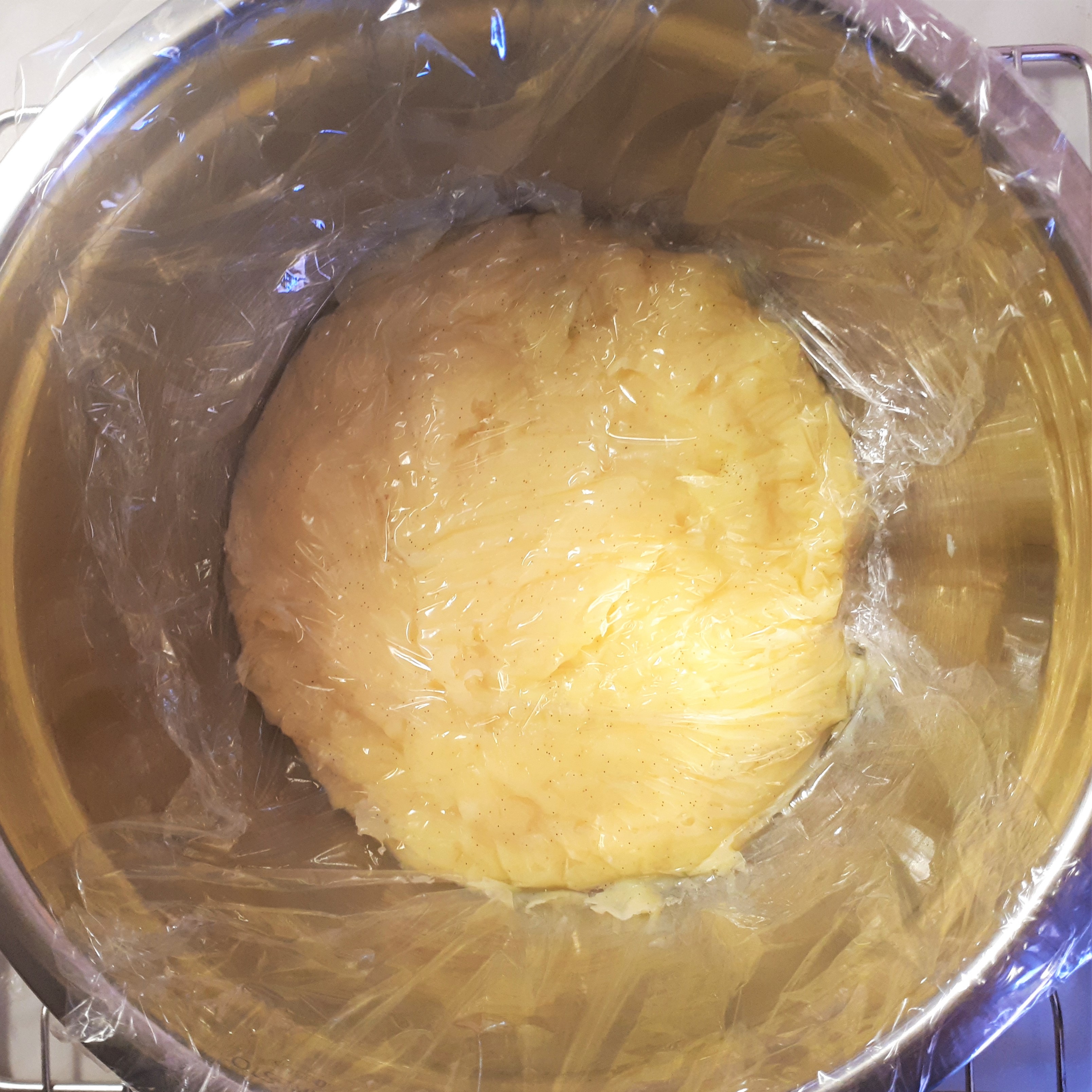Vanilkový krém do torty Frasier v antikorovej nádobe zakrytý potravinárskou fóliou