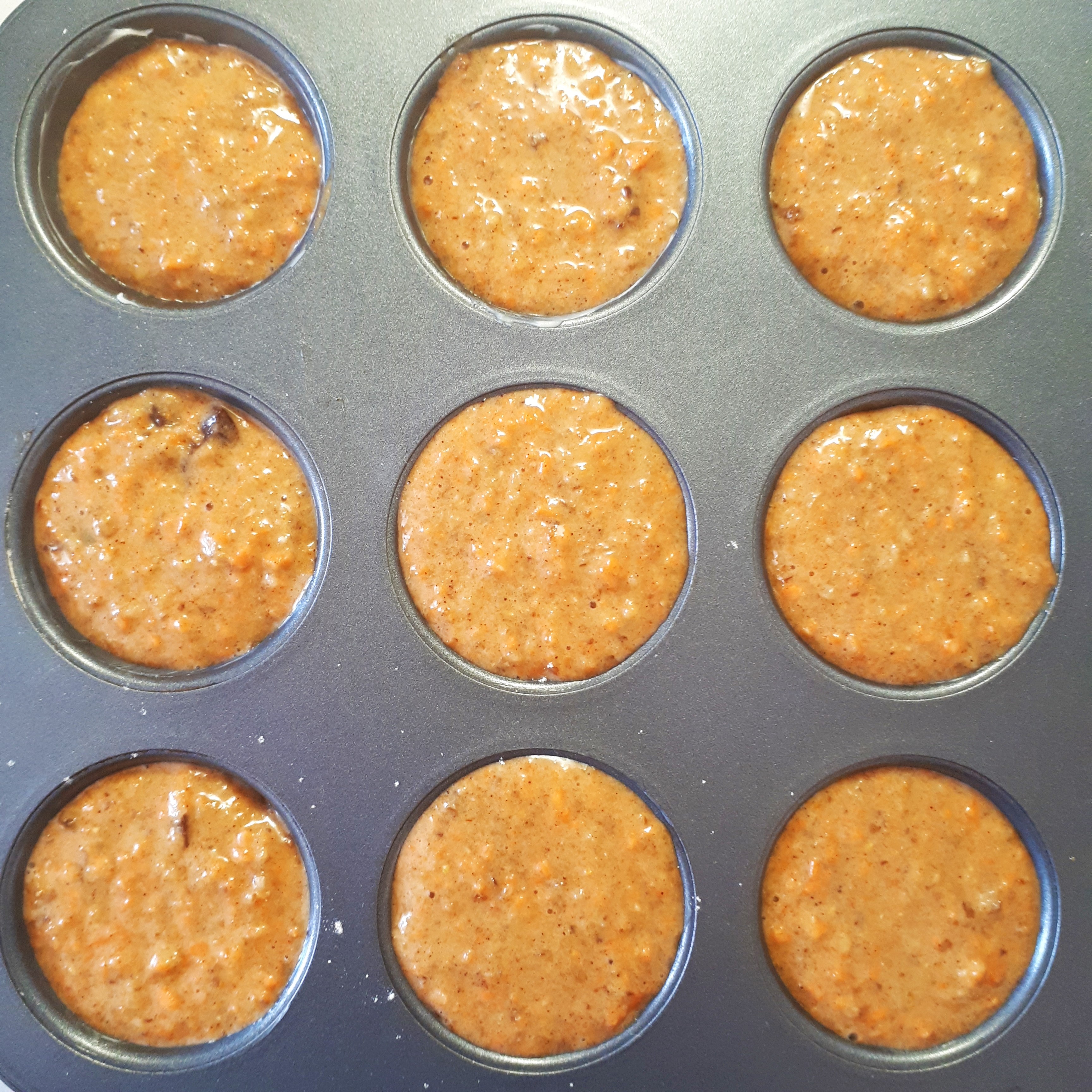 Cesto na mrkvovo-orechové muffiny v antikorovej forme na muffiny