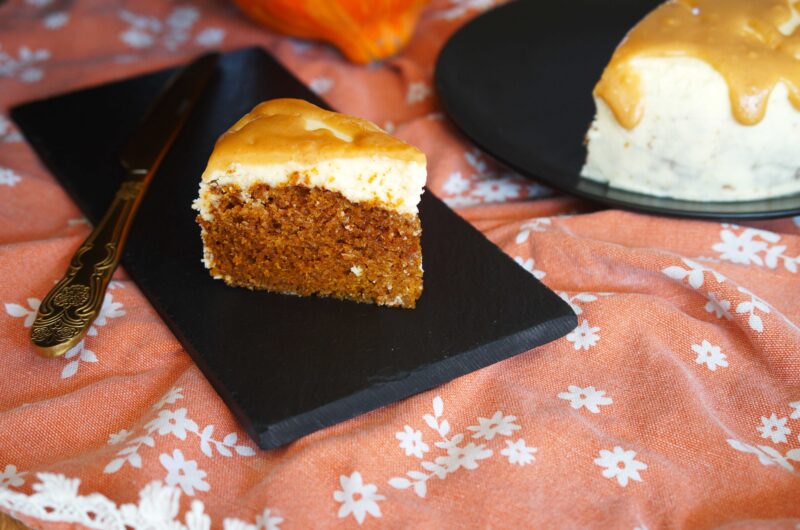 Jesenný tekvicový koláč s krémom a slaným karamelom